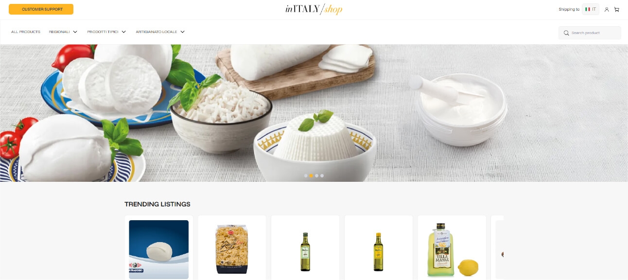 Artigiana sorridente mostra un manufatto in ceramica davanti al suo laboratorio