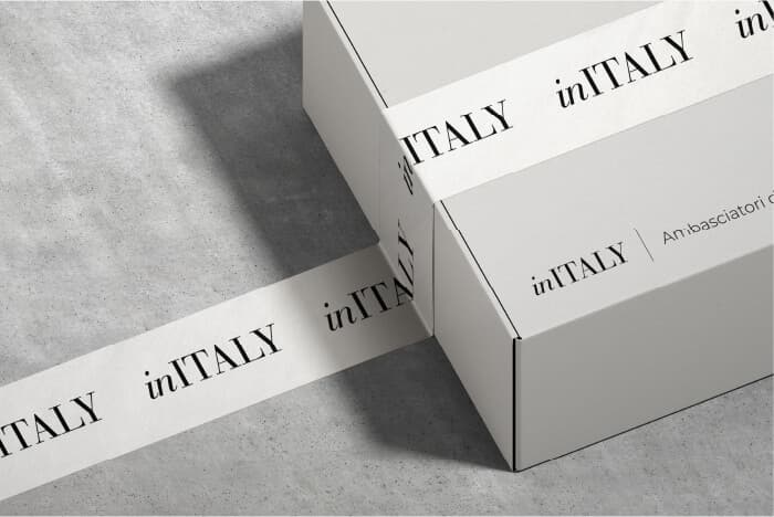 Scatola brandizzata inITALY con nastro e carta velina
