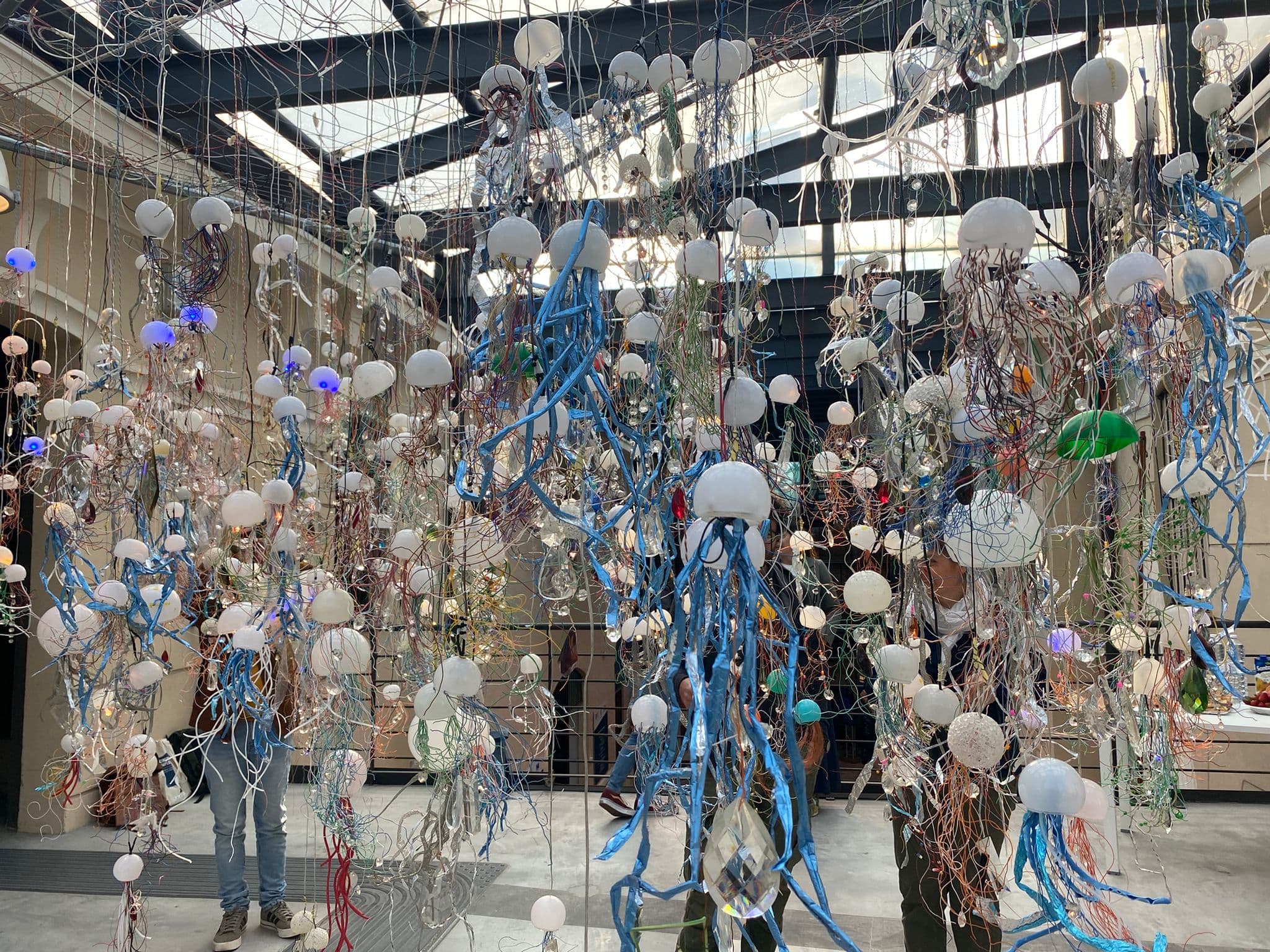 Les mers veilleuses: installazione di meduse riciclate al Museo Navale