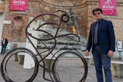Nuccio Loreti presenta «Scatto rosa»: installazione in Piazza Matteotti