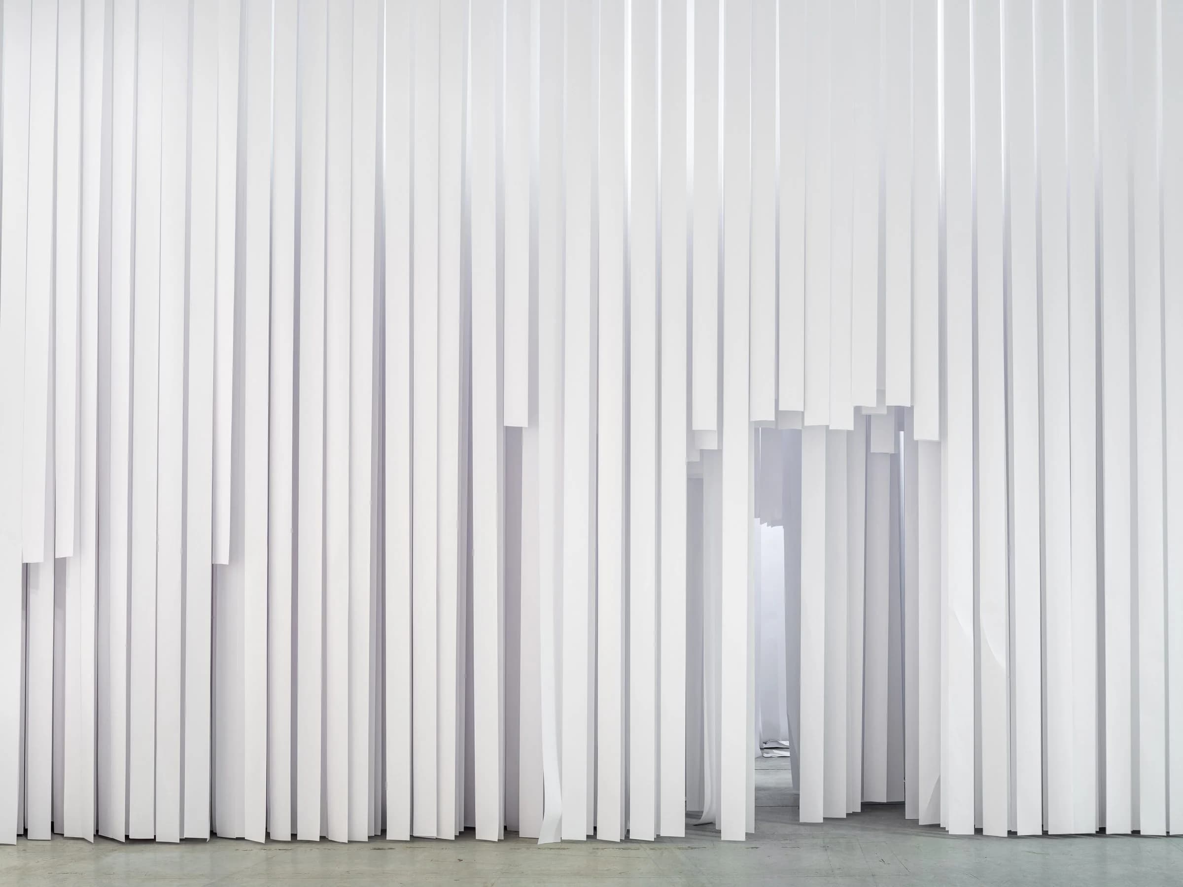 Paper/Northern Lights di Gianni Pettena a Milano: installazione